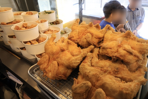 서울 강남구 한 치킨집에 국내산 닭으로 만든 옛날통닭이 진열되어 있다. 연합뉴스